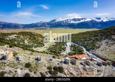 Windmühlen auf dem Bergplateau Lasithi im Binnenland der Insel Crete, Griechenland Stockfoto