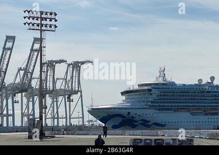 Hafen von Oakland, Kalifornien, USA. März 2020. Das von Coronavirus gebeutelte Kreuzfahrtschiff Grand Princess kommt am Montag, den 9. März 2020, in Oakland, Kalifornien, An den Hafen von Oakland. Die 3.500 Menschen an Bord des Schiffes sind seit Mittwoch vor der Küste Kaliforniens festgemacht. Es gibt 21 Menschen, die von COVID-19 an Bord des Schiffes infiziert wurden, sagte Vizepräsident Mike Pence am Freitag, aber Beamte testeten nur 46 Personen auf dem Schiff. Kredit: European Sports Photographic Agency/Alamy Live News Stockfoto