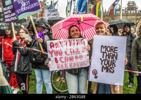 LONDON/ENGLAND – 8. MÄRZ 2020: Protestierende am 4. MÄRZ PROTESTIEREN FRAUEN an ihrem endgültigen Ziel, dem Parliament Square, Westminster Stockfoto