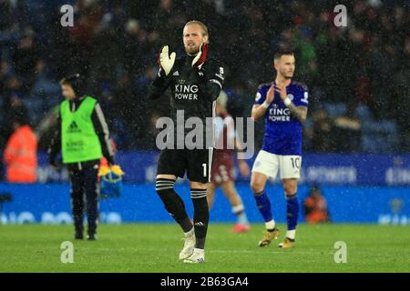 Leicester, Großbritannien. März 2020. Kasper Schmeichel von Leicester City lobt die Leicester Fans nach dem Premier-League-Spiel zwischen Leicester City und Aston Villa im King Power Stadium, Leicester am Montag, 9. März 2020. (Kredit: Leila Coker / MI News) Foto darf nur für redaktionelle Zwecke in Zeitungen und/oder Zeitschriften verwendet werden, Lizenz für kommerzielle Nutzung erforderlich Kredit: MI News & Sport /Alamy Live News Stockfoto