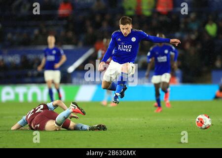 Leicester, Großbritannien. März 2020. Harvey Barnes von Leicester City und Bjorn Engels von Aston Villa während des Premier-League-Spiels zwischen Leicester City und Aston Villa im King Power Stadium, Leicester am Montag, den 9. März 2020. (Kredit: Leila Coker / MI News) Foto darf nur für redaktionelle Zwecke in Zeitungen und/oder Zeitschriften verwendet werden, Lizenz für kommerzielle Nutzung erforderlich Kredit: MI News & Sport /Alamy Live News Stockfoto