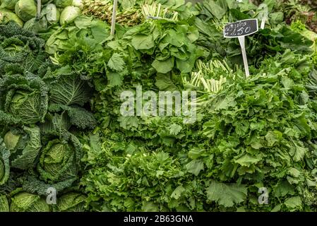 Verschiedene grüne Gemüsesorten mit Preisen auf einem Marktstand auf dem Obst- und Gemüsemarkt in Cascais Portugal Stockfoto