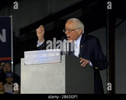 Lawrence, Kansas, USA, 3. März 2016demokratischer Präsidentschaftskandidat Vermont-Senator Bernie Sanders spricht auf einer Kundgebung an diesem Abend auf dem Douglas County Fairgrounds Credit: Mark Reinstein/MediaPunch eine Menge von über viertausend meist jungen Menschen an Stockfoto