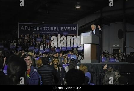 Lawrence, Kansas, USA, 3. März 2016demokratischer Präsidentschaftskandidat Vermont-Senator Bernie Sanders spricht auf einer Kundgebung an diesem Abend auf dem Douglas County Fairgrounds Credit: Mark Reinstein/MediaPunch eine Menge von über viertausend meist jungen Menschen an Stockfoto