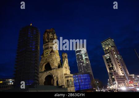 Kaiser-Wilhelm-Gedächtniskirche und Wohn- und Bürogebäude mit Hotel Motel One Berlin-Upper West und Waldorf-Astoria in Charlottenburg, Berli Stockfoto