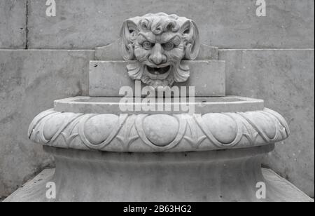 Faun Kopf Brunnenskulptur aus weißem Marmor. Stockfoto