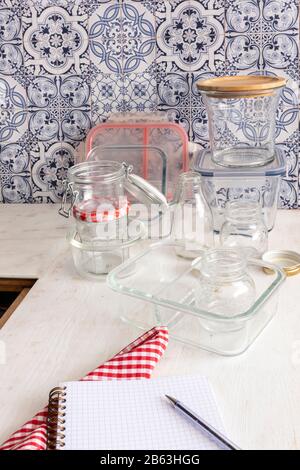 Batch-Kochszene mit vielen leeren Glasbehältern, die für den erneuten Einsatz gefüllt werden können. Stockfoto