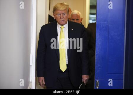 Washington, Vereinigte Staaten. März 2020. Präsident Donald Trump, dem Mitglieder der Task Force Coronavirus angehören, spricht während einer Pressekonferenz im James S. Brady Press Briefing Room am 26. Februar 2020 in Washington, DC. Foto von Oliver Contreras/UPI Credit: UPI/Alamy Live News Stockfoto