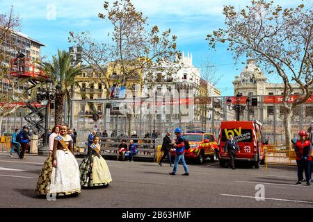 Weibliche Vertreter des Fallas-Festivals (Falleras) paradieren am Rathausplatz vor dem traditionellen Tagesfeuerwerk (Mascleta). Stockfoto