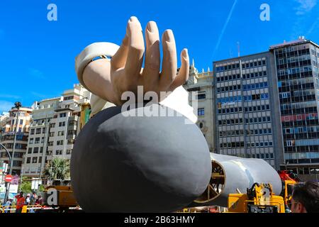 Unvollendetes Yoga posieren Falla auf dem Rathausplatz für Valencias Fallas-Festival. Diese Figuren werden am letzten Tag des Festes, dem "Cremà", verbrannt. Stockfoto