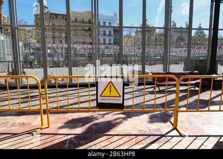 Traditionelle Mascleta, ein Tagfeuerwerk aus lauten Feuerwerkskörpern (Truenos), das während des Fallas Festivals in Valencia in einem Sicherheitskäfig aufgestellt wurde. Stockfoto