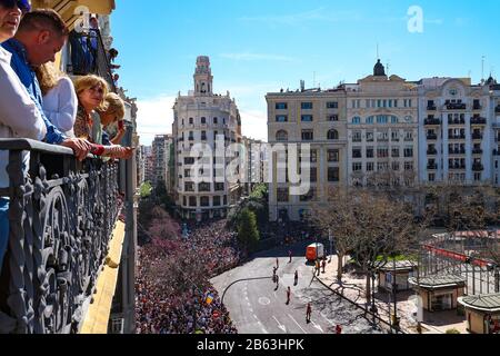 Auf dem Rathausplatz (Plaça de l'Ajuntament) wartet das traditionelle Tagesfeuerwerk (Mascleta) der Fallas von Valencia. Stockfoto