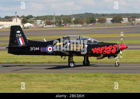 ZF244, eine Shorts Tucano T1, die vom Tucano Display Team der Royal Air Force auf dem Flughafen Prestwick während der Scottish Airshow 2014 betrieben wird. Stockfoto