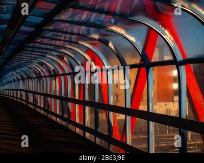 Tony Carter Cycle Bridge, Cambridge, England. Die längste konvergierte Radbrücke der Welt wurde 1989 eröffnet. Stockfoto