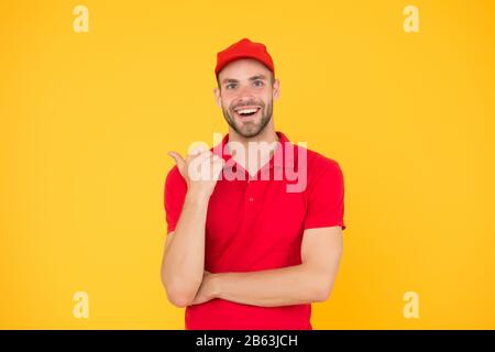 Arbeiterkurier. Freundlicher Mann in Uniform. Portrait lächelnder Zusteller. Job- und Personen-Konzept. Seine erste Arbeit. Teilzeitjob für Studenten. Glücklicher Hausmeister. Lächelnder Hausmeister In Uniform Im Büro. Stockfoto