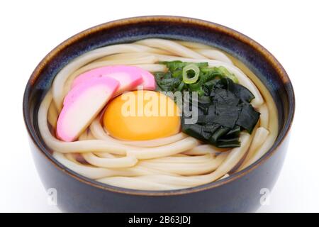 Nahaufnahme der japanischen Tukimi-udon-Nudeln in einer Schüssel auf weißem Hintergrund Stockfoto
