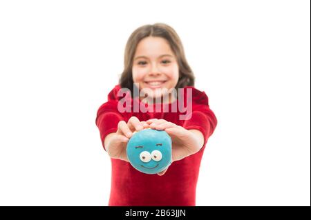 Teilen Sie Donut mit Ihnen. Glückliches Baby halten Donut isoliert auf weiß. Kleines Kind mit lächelnder Gesichtsdönut. Selektiver Fokus. Süßes Essen und Dessert. Donut Bäckerei. Bäckerei und Café. Stockfoto