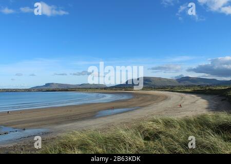 Menschen, die am Herbsttag am Mullaghmore Beach spazieren, Mullaghmore, County Sligo, Irland Stockfoto