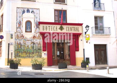 Juni 2019. Xativa, Valencia, Spanien. Fassade des historischen Mittelbotikas in der Stadt Játiva (Valencia, Spanien) Stockfoto