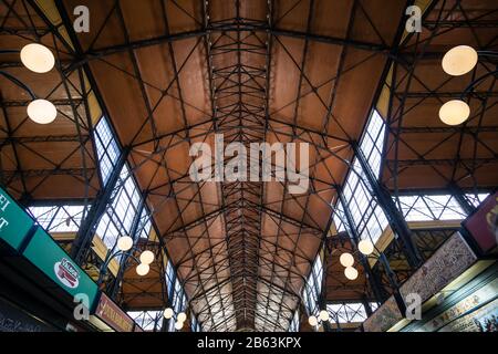 Innenansicht der Großen Markthalle, Nagy Vásárcsarnok, Budapest, Ungarn Stockfoto