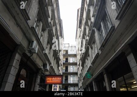 Blick auf eine typische Rückenstraße in Budapest, Ungarn. Stockfoto