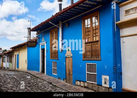 Enge gepflasterte Straße in La Candelaria, Bogota, Stockfoto