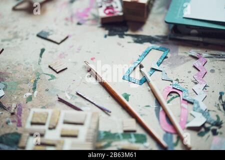 Handwerkerunachtes Arbeitsumfeld, Draufsicht Stockfoto