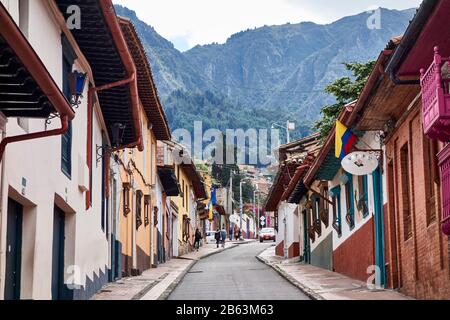 Enge gepflasterte Straße in La Candelaria, Bogota, Stockfoto