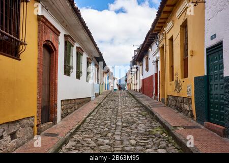 Enge gepflasterte Straße in La Candelaria, Bogota, Stockfoto