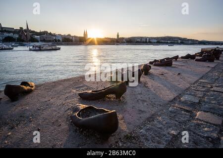 Die Schuhe an der Donau-Bank. Ein Denkmal in Budapest, Ungarn, um die im zweiten Weltkrieg getöteten Juden zu ehren Stockfoto