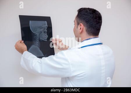Healthcare mit Röntgen - Menschen und Medizin Konzept - männlicher Arzt im weißen Kittel auf x-ray auf weißem Hintergrund Stockfoto
