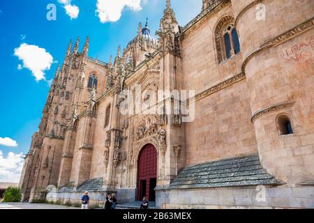 Salamanca, SPANIEN - MAI 2018: Besucher der historischen Kathedrale von Salamanca Stockfoto