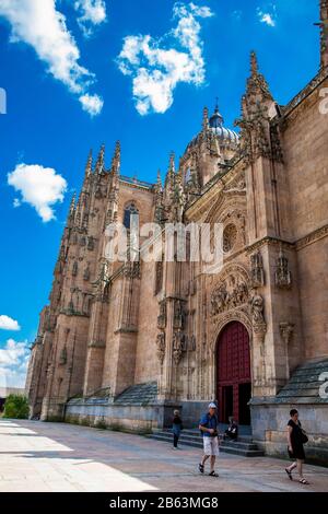 Salamanca, SPANIEN - MAI 2018: Besucher der historischen Kathedrale von Salamanca Stockfoto