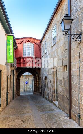 Lamego, Portugal - 24. Februar 2020: Blick auf die Porta dos Figos von der Innenseite der Mauer. Auch bekannt als Porta dos Fogos ist der Nordeingang. Stockfoto