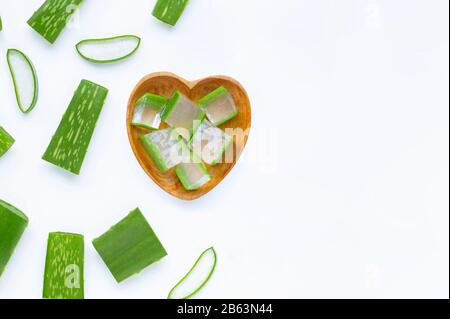Rahmen aus Aloe Vera schneiden Stücke mit Slices auf Weiß. Stockfoto