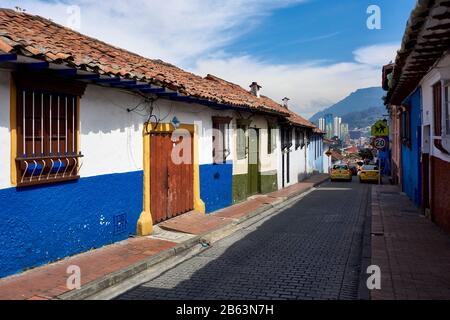 Enge gepflasterte Straße in La Candelaria, Bogota, Stockfoto