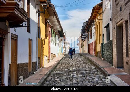 Enge gepflasterte Straße in La Candelaria, Bogota, Stockfoto