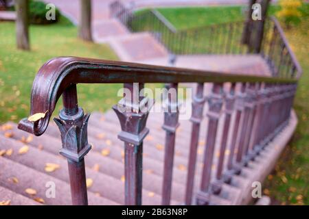 Schließen Sie Metallgeländer von Treppen aus Granit. Stockfoto