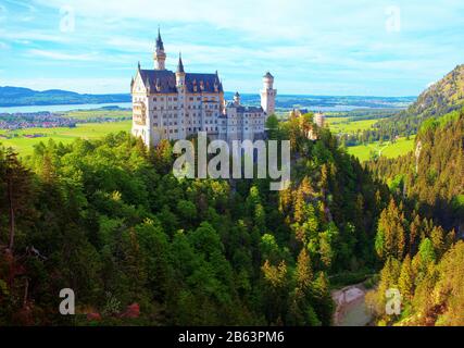 Das berühmte bayerische Schloss Neuschwanstein liegt auf den Bergen Stockfoto