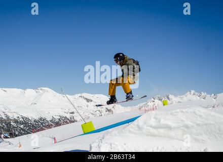 Springende Snowboarder mit blauem und sonnigem Himmel in Zermatt, den schweizer Alpen Stockfoto