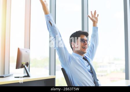Erfolg feiern Geschäftsmann gewinnt in seinem Geschäft Start in einem Büro / Business man glücklich abgeschlossen Job und Erfolgreich Deal Stockfoto