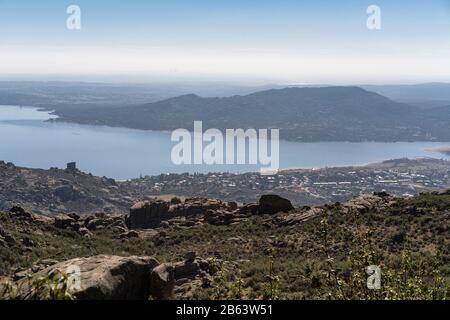 Panoramablick auf den Santillana-Stausee, seit La Pedriza, Nationalpark der Bergkette von Guadarrama in Manzanares El Real, Madrid, Spanien. Stockfoto