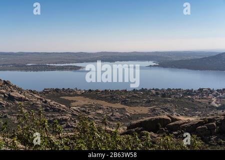 Panoramablick auf den Santillana-Stausee, seit La Pedriza, Nationalpark der Bergkette von Guadarrama in Manzanares El Real, Madrid, Spanien. Stockfoto