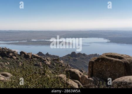 Panoramablick auf den Santillana-Stausee, seit La Pedriza, Nationalpark der Bergkette von Guadarrama in Manzanares El Real, Madrid, Spanien. Stockfoto