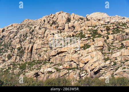 Panoramablick auf die Granitfelsen in La Pedriza, Nationalpark der Bergkette von Guadarrama in Manzanares El Real, Madrid, Spanien. Stockfoto