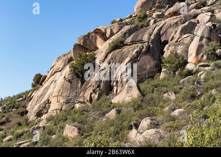 Panoramablick auf die Granitfelsen in La Pedriza, Nationalpark der Bergkette von Guadarrama in Manzanares El Real, Madrid, Spanien. Stockfoto