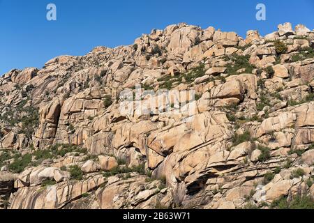 Panoramablick auf die Granitfelsen in La Pedriza, Nationalpark der Bergkette von Guadarrama in Manzanares El Real, Madrid, Spanien. Stockfoto