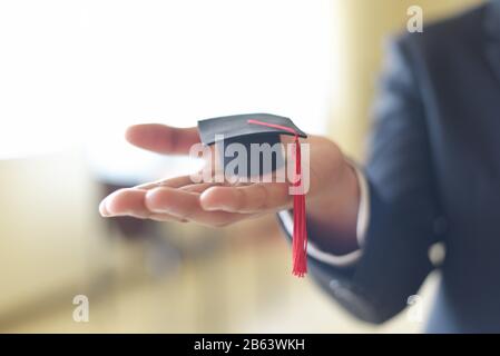 Wirtschaftsmann oder Student mit Abschlussdiplomierung gratulierte den Absolventen des University/Graduation Education Business Study Stockfoto