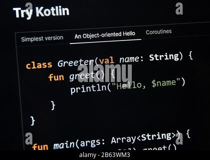 Kotlin Programmiersprache Stück Code auf einem Bildschirm. Kotlin ist eine moderne, beliebte plattformübergreifende, statisch typisierte, universelle Programmiersprache Stockfoto