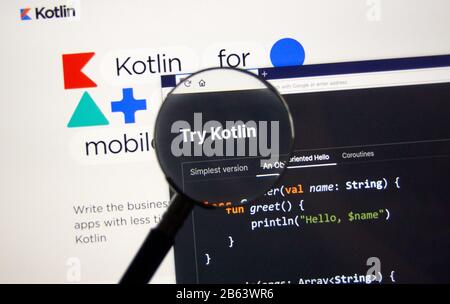 Montreal, Kanada - 08. März 2020: Kotlin-Beispielcode, -Website und -Logo unter Lupe. Kotlin ist eine moderne, beliebte Plattform, statisch Stockfoto